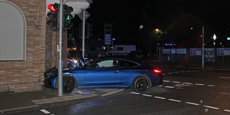 POL-HA: Kollision mit Hauswand: 28-jähriger Autofahrer mutmaßlich zu schnell gewesen - Foto: presseportal.de