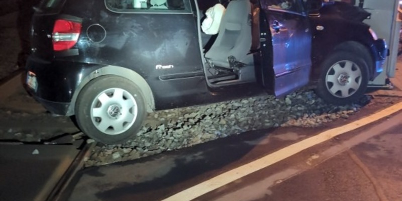 POL-CUX: Verkehrsunfall an Bahnübergang in Loxstedt sorgt für hohen Sachschaden und Gleissperrung (Foto im Anhang) - Foto: presseportal.de