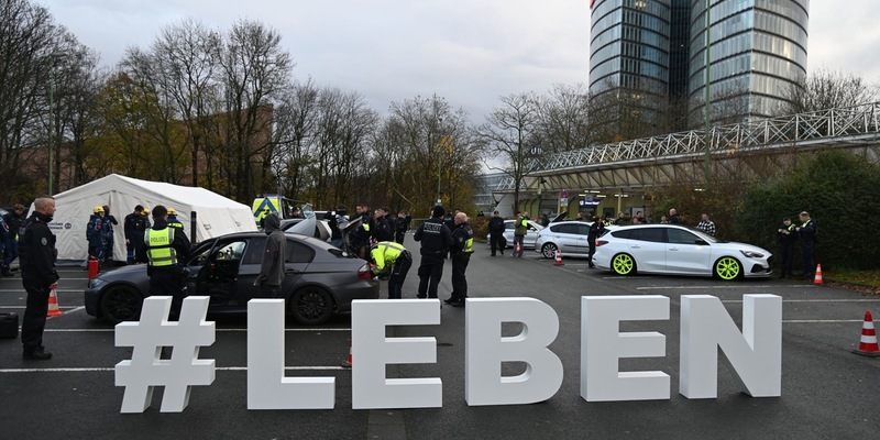 POL-E: Essen: Verkehrsdienst kontrolliert getunte Autos anlässlich Motorshow - Knapp ein Drittel der Fahrzeuge weist Verstöße auf - 15 Pkw sichergestellt - Foto: presseportal.de