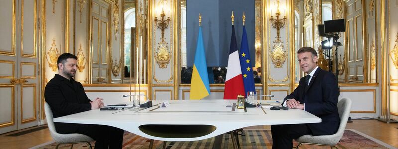 Macron und Selenskyj haben mit Verbündeten über die Gespräche für ein Ende des Krieges in der Ukraine beraten. - Foto: Christophe Ena/Pool AP/AP/dpa