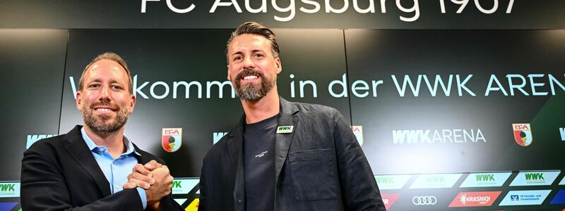 Das Projekt ist gescheitert: Augsburgs Geschäftsführer Ströll (l) und Wagner bei der Vorstellung des neuen Trainers im Juli. (Archivbild) - Foto: Harry Langer/dpa