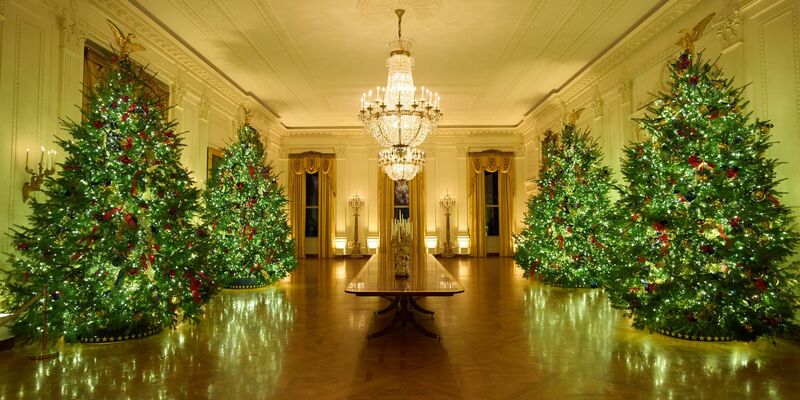 Die First Lady der USA, Melania Trump, hat das Weiße Haus weihnachtlich geschmückt. - Foto: Evan Vucci/AP/dpa