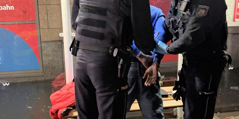 POL-D: Stadtgebiet Düsseldorf - Bilanz gemeinsamer Schwerpunkteinsatz mit dem Zoll - Kontrollen in mehreren Geschäften - 13 Strafverfahren durch die Polizei eingeleitet - Festnahme - Foto: presseportal.de