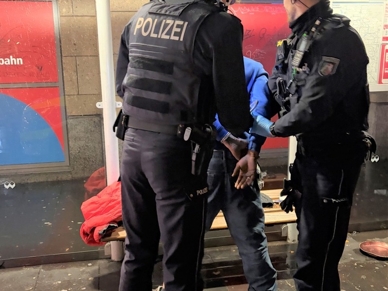 POL-D: Stadtgebiet Düsseldorf - Bilanz gemeinsamer Schwerpunkteinsatz mit dem Zoll - Kontrollen in mehreren Geschäften - 13 Strafverfahren durch die Polizei eingeleitet - Festnahme - Foto: presseportal.de