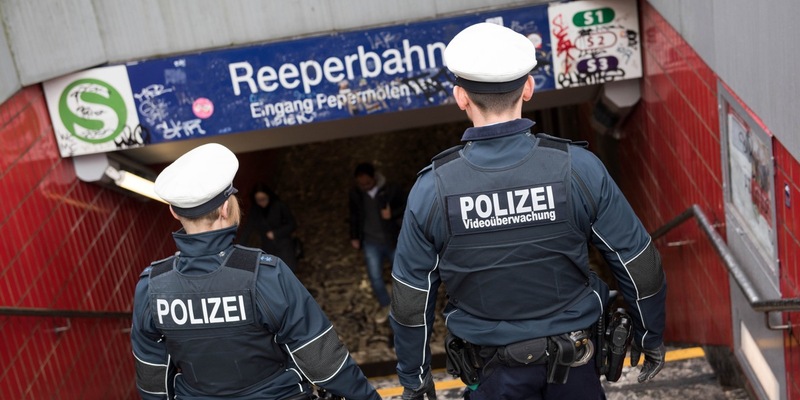 BPOL-HH: Mann fuchtelt mit Messer in Hamburger S-Bahn herum-Fahrgäste fühlten sich bedroht- - Foto: presseportal.de