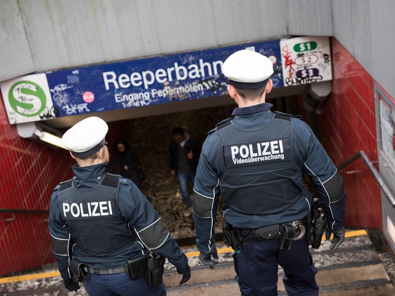 BPOL-HH: Mann fuchtelt mit Messer in Hamburger S-Bahn herum-Fahrgäste fühlten sich bedroht- - Foto: presseportal.de