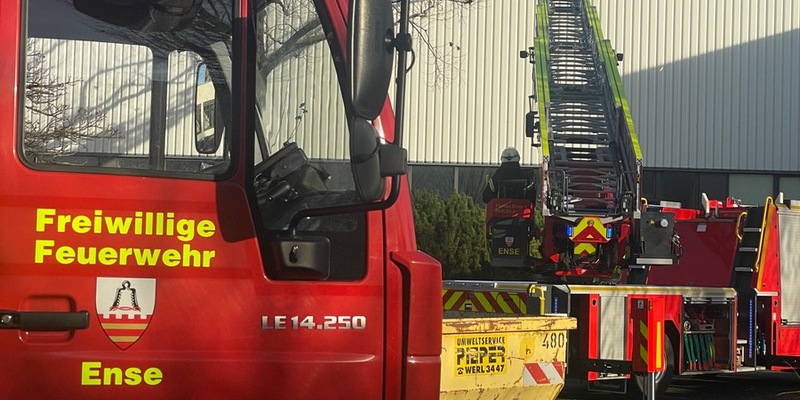 FW Ense: brennende Absauganlage in Industriebetrieb verursacht starke Rauchentwicklung - Foto: presseportal.de