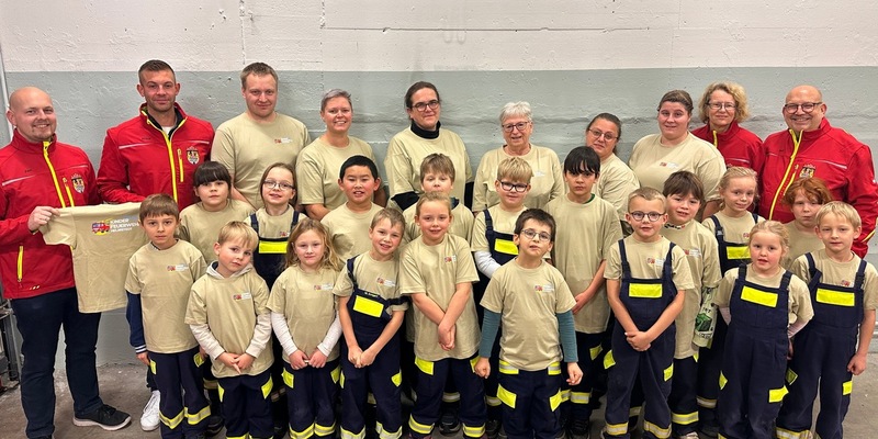 FW Helmstedt: Neue T-Shirts für die Kinderfeuerwehr Helmstedt! - Foto: presseportal.de