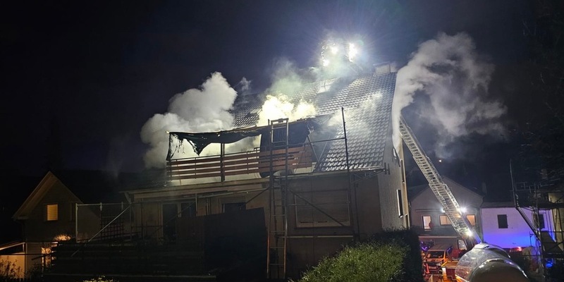 FW Bad Honnef: Eine Person bei Gebäudebrand gerettet - Foto: presseportal.de