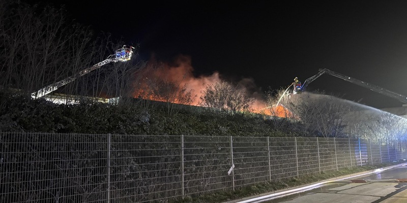 FW Kreis Soest: Folgemeldung - Brand im Industriebetrieb - Foto: presseportal.de