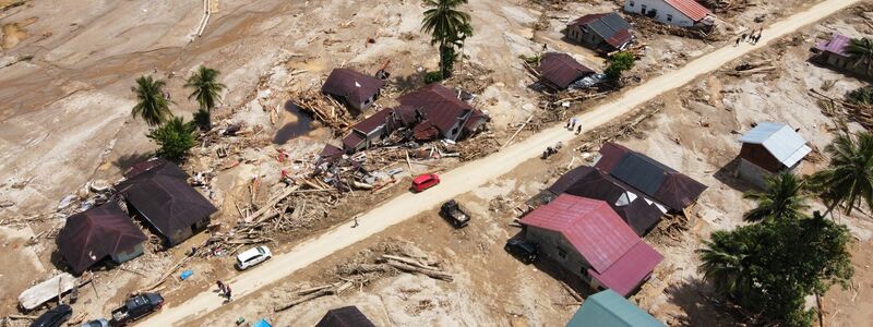 Viele Menschen warten noch immer auf Hilfe. - Foto: Binsar Bakkara/AP/dpa
