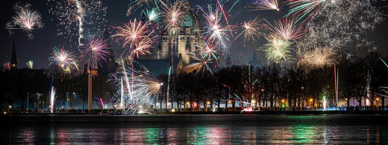 «Menschen wollen zum Jahreswechsel sichtbar und gemeinsam feiern – sicher, legal und rücksichtsvoll», sagt der Pyrotechnik-Verband. (Archivbild) - Foto: Moritz Frankenberg/dpa