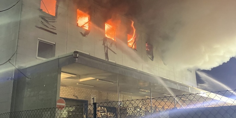 POL-MTK: Brand in Lager- und Bürokomplex, Hattersheim am Main, Schulstraße, Dienstag, 02.12.2025, 01:45 Uhr - Foto: presseportal.de