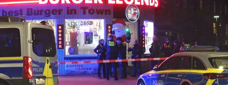 Ermittler der Polizei suchen am Tatort nach Spuren. - Foto: Carsten Neef/News & Art/dpa