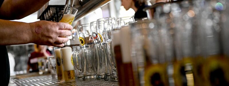 Die Gastronomie sieht sich von der Mindestlohnerhöhung besonders betroffen. (Archivbild) - Foto: Britta Pedersen/dpa