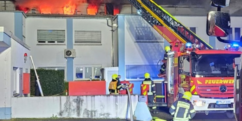Feuerwehr MTK: Ausgedehnter Brand in Gewerbeobjekt in Hattersheim am Main - Feuer gelöscht, Nachlöscharbeiten dauern an - Foto: presseportal.de