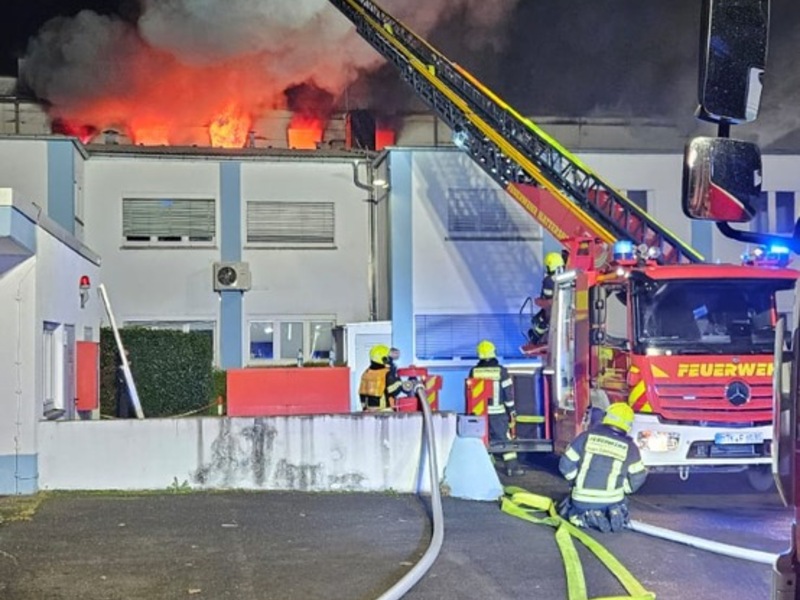 Feuerwehr MTK: Ausgedehnter Brand in Gewerbeobjekt in Hattersheim am Main - Feuer gelöscht, Nachlöscharbeiten dauern an - Foto: presseportal.de