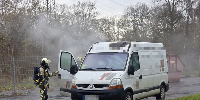 FW Hünxe: Brennender Kleinbus - Foto: presseportal.de