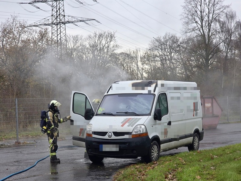 FW Hünxe: Brennender Kleinbus - Foto: presseportal.de