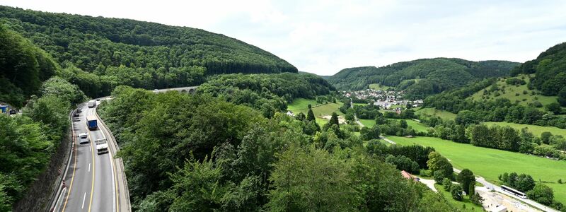Konkret geht es laut Ministerium um 16 Bundesstraßen- und 7 Autobahn-Neubauprojekte in 12 Bundesländern - zum Beispiel um Lückenschlüsse oder Ortsumgehungen. (Archivbild) - Foto: Bernd Weissbrod/dpa