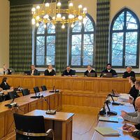 Der angeklagte Häftling ließ über seine Verteidigerin erklären, dass er sich zu einem späteren Zeitpunkt im Landgericht Stendal äußern wird. Er soll seine Ehefrau während eines Besuchs in einer sogenannten Liebeszelle in der Justizvollzugsanstalt Burg erwürgt haben. - Foto: Christopher Kissmann/dpa