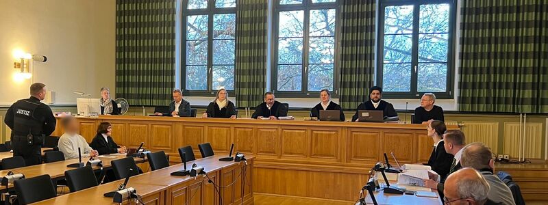 Der angeklagte Häftling ließ über seine Verteidigerin erklären, dass er sich zu einem späteren Zeitpunkt im Landgericht Stendal äußern wird. Er soll seine Ehefrau während eines Besuchs in einer sogenannten Liebeszelle in der Justizvollzugsanstalt Burg erwürgt haben. - Foto: Christopher Kissmann/dpa