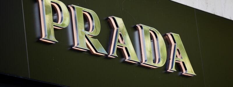 Prada übernimmt den Konkurrenten Versace komplett. (Archivbild) - Foto: Rolf Vennenbernd/dpa