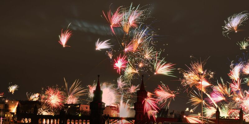 Das Bündnis #böllerciao setzt sich für ein bundesweites Verbot privater Silvesterböller und -raketen ein. Das Aus für das Feuerwerk an Silvester? (Symbolfoto) - Foto: Paul Zinken/dpa