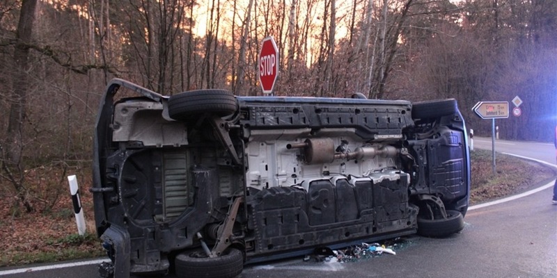 POL-MI: Unfall im Kreuzungsbereich - Bulli landet auf der Seite - Foto: presseportal.de