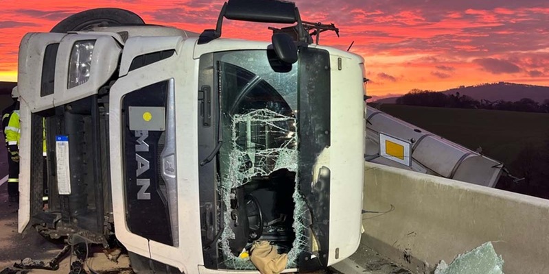 POL-LIP: Barntrup. LKW kippt durch Zusammenstoß auf die Seite - Verkehrsunfall auf der Nordumgehung. - Foto: presseportal.de