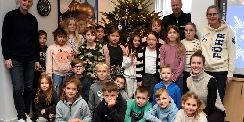 POL-OS: Bramsche: Weihnachtsbaum-Schmück-Aktion mit Schülern und Polizisten - Foto: presseportal.de