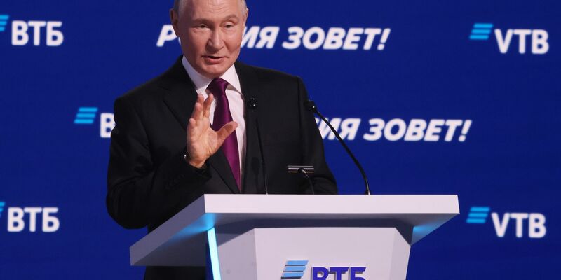 Der russische Präsident Wladimir Putin wirft den Europäern vor, eine friedliche Lösung Ukraine-Konflikts zu verhindern. - Foto: Sergei Ilnitsky/EPA Pool via AP/dpa