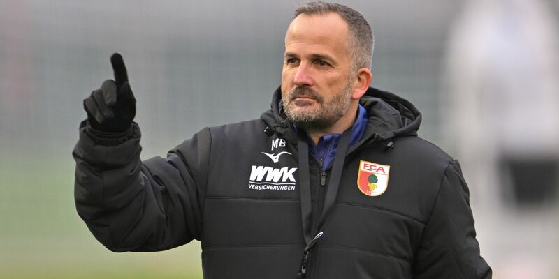 Sportdirektor Benni Weber (l) und Geschäftsführer Michael Ströll (r) erklären den Trainerwechsel beim FC Augsburg. - Foto: Peter Kneffel/dpa