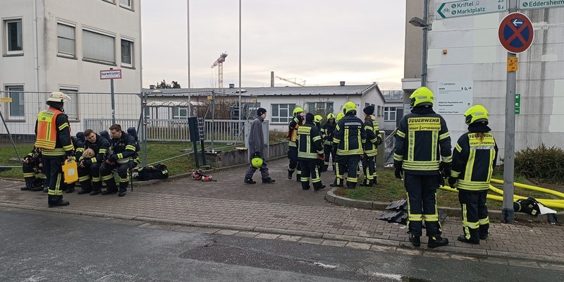 Feuerwehr MTK: Großeinsatz in Hattersheim: Löscharbeiten nach mehr als 14 Stunden beendet - Foto: presseportal.de