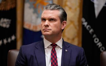 Steht wegen verschiedener Angelegenheiten in der Kritik - Pentagon-Chef Hegseth. (Archivbild) - Foto: Julia Demaree Nikhinson/AP/dpa