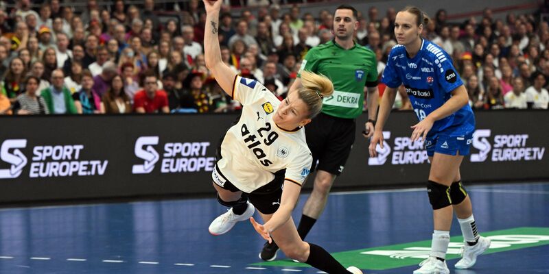 Trotz vieler leerer Plätze: gute Stimmung bei den deutschen Fans. - Foto: Federico Gambarini/dpa