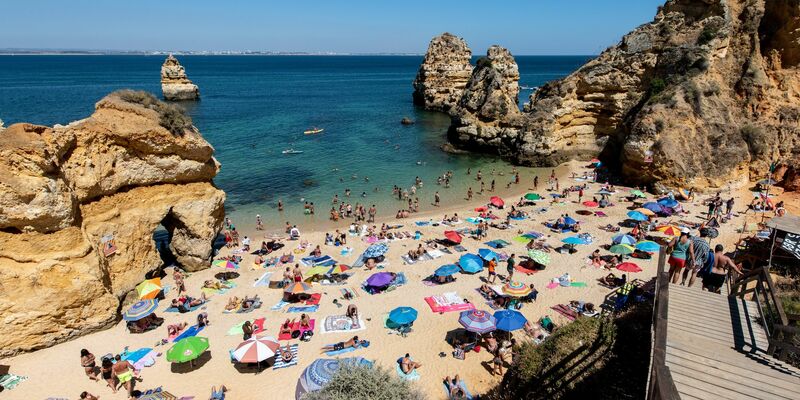 Wer eine Pauschalreise bucht, soll künftig mehr Rechte haben. (Symbolbild)  - Foto: Matthias Balk/dpa/dpa-tmn