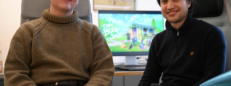 Entwickler David Zapfe-Wilde (links) hat 2021 mit seinem Studienkollegen Raven Rusch (29) das Independent-Studio Neoludic gegründet. - Foto: Wolf von Dewitz/dpa