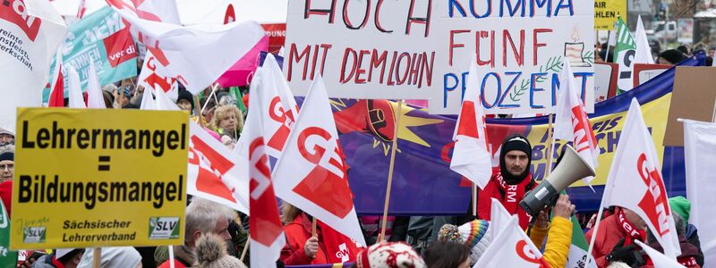 Bei der bisher letzten Tarrufrunde vor zwei Jahren verliehen Lehrkräfte und Hochschulbeschäftigte ihrer damaligen Forderung nach 10,5 Prozent mehr Gehalt mit Aktionen und Warnstreiks Nachdruck, hier in Dresden. (Archivfoto) - Foto: Sebastian Kahnert/dpa