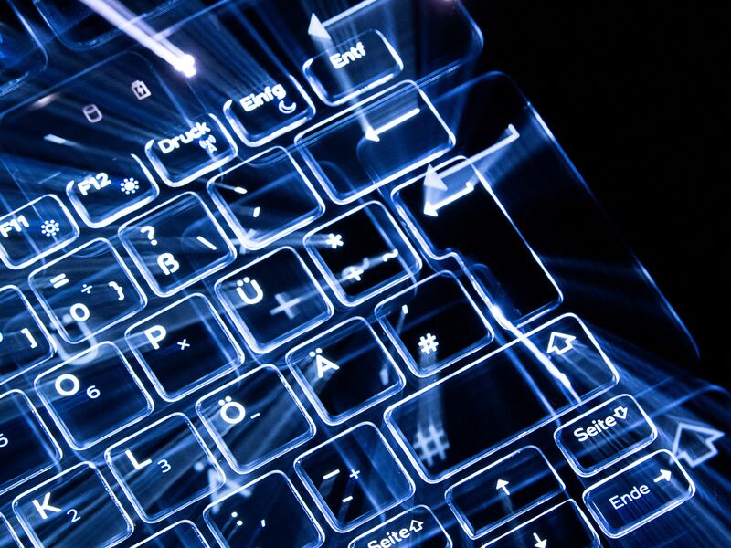 Jeder Zehnte hält es für sehr wahrscheinlich, ein weiteres Drittel für wahrscheinlich, selbst Opfer eines Online-Angriffs zu werden. (Symbolbild) - Foto: Sebastian Gollnow/dpa