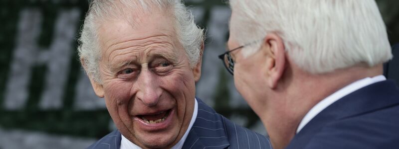 Gilt als herzlich - das Verhältnis von Bundespräsident Steinmeier und König Charles III. - Foto: Jens Schlueter/POOL/AFP