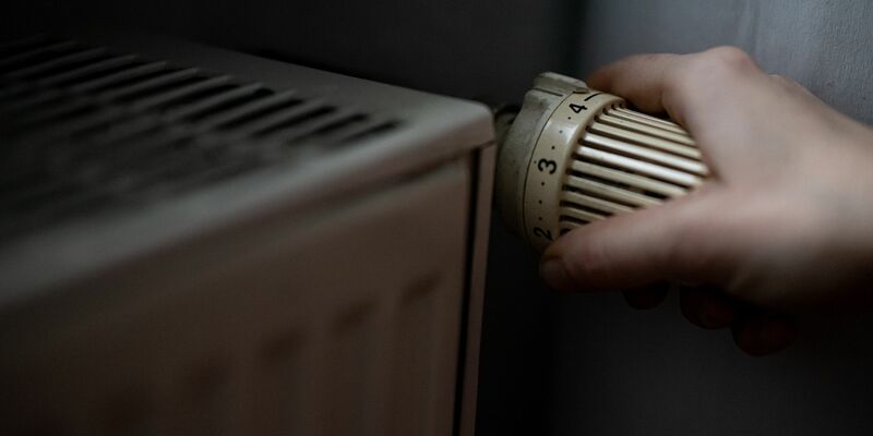 Besser mal runterdrehen - Heizen kann teuer sein. (Symbolbild) - Foto: Fabian Sommer/dpa