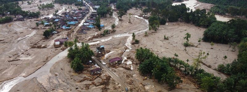 Immer mehr Menschen verlieren auf Sumatra ihre Häuser, werden vermisst oder sterben in der Flutkatastrophe, die als eine der schwersten der zurückliegenden Jahre gilt. - Foto: Binsar Bakkara/AP/dpa