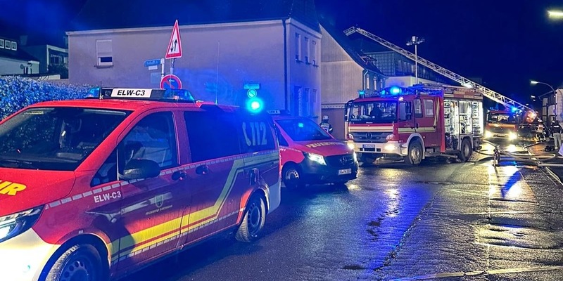 FW-DO: Ausgedehnter Dachstuhlbrand in der Ruinenstraße - Foto: presseportal.de