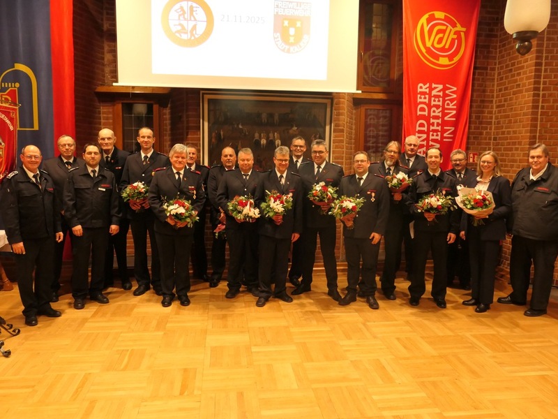 Feuerwehr Kalkar: Ehrungen im Ratssaal - Feuerwehr Kalkar würdigt Engagement und Gemeinschaft - Foto: presseportal.de