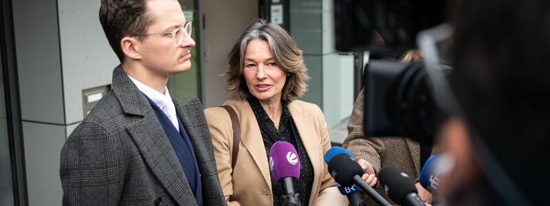 Die Anwälte des Angeklagten, Yves Georg und Regina Rick, forderten nach dem Urteil weitere Konsequenzen. - Foto: Lukas Barth-Tuttas/dpa