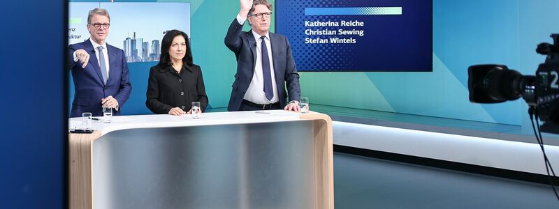 Reiche trat mit Deutsche-Bank-Chef Sewing (links) und KfW-Chef Wintels vor die Kameras - Foto: Hannes P. Albert/dpa