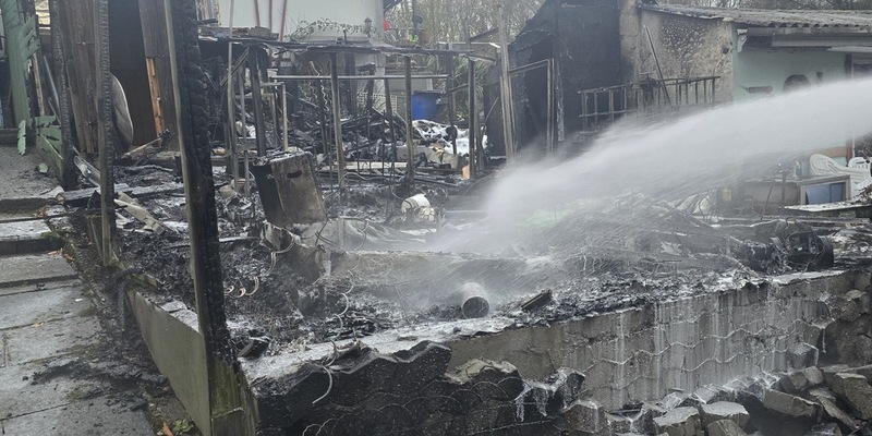FW-Heiligenhaus: Gartenlaube in Kleingartenanlage brennt - Feuerwehr verhindert Übergreifen auf weiteres Gebäude - Foto: presseportal.de