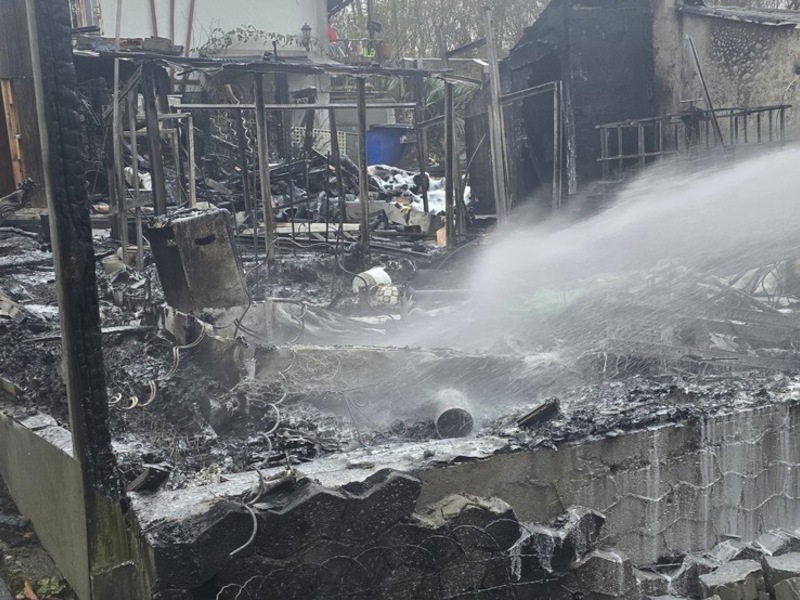 FW-Heiligenhaus: Gartenlaube in Kleingartenanlage brennt - Feuerwehr verhindert Übergreifen auf weiteres Gebäude - Foto: presseportal.de