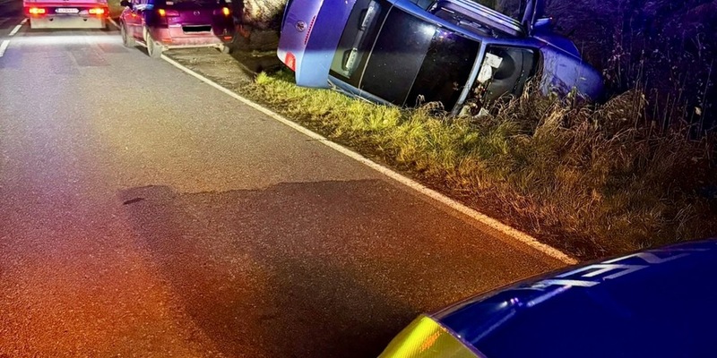 POL-HI: Ersthelfer befreien 19-Jährigen aus verunfalltem Pkw auf der K 404 - Foto: presseportal.de